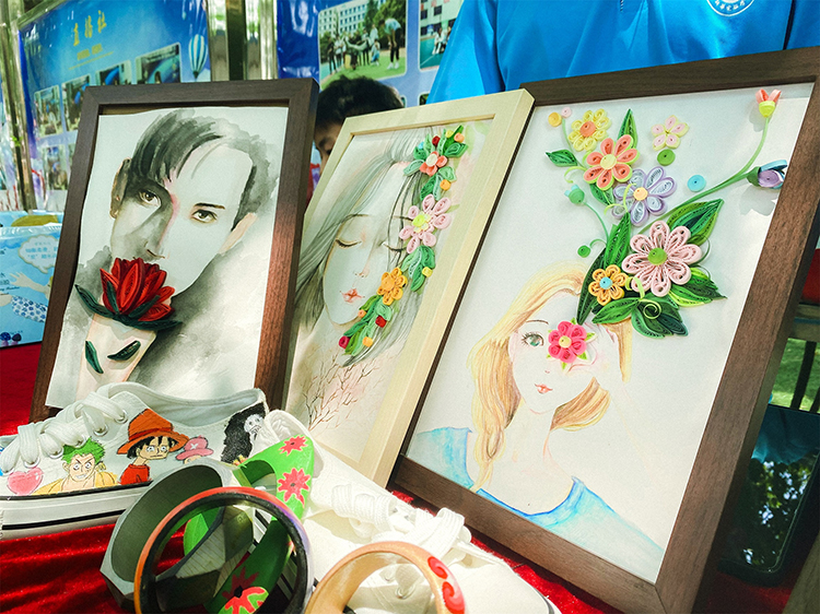 4美術社學子出售自己的手工作品