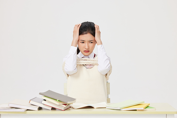 攝圖網_501751900_學習遇到困難困惑的女學生（企業商用）