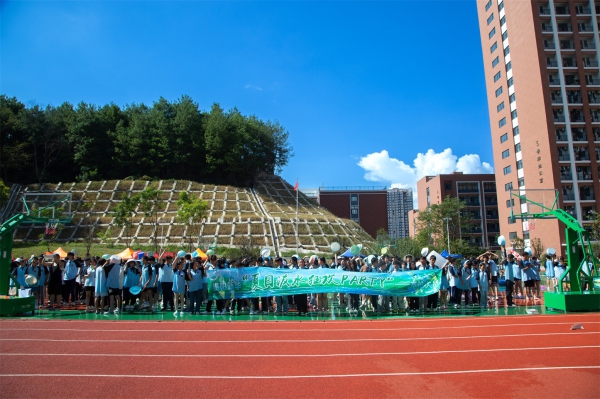 貴陽新華校園潑水狂歡盛宴，學子樂翻天
